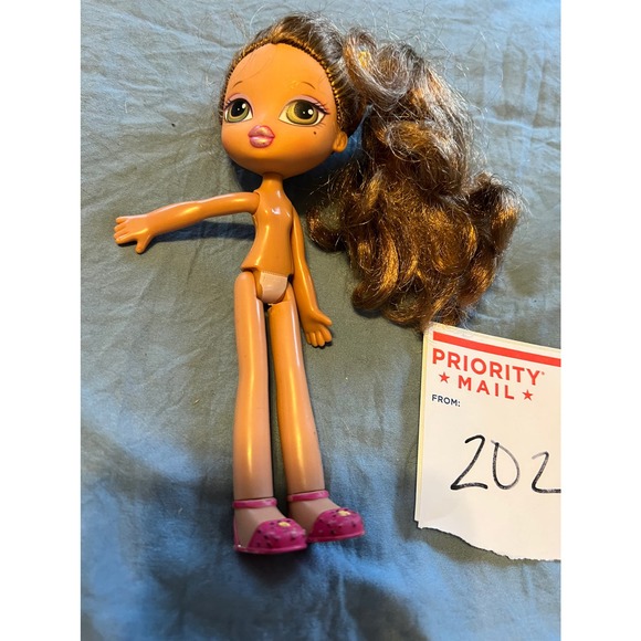 Bratz Doll Yasmin brown hair green eyes - Picture 2 of 4